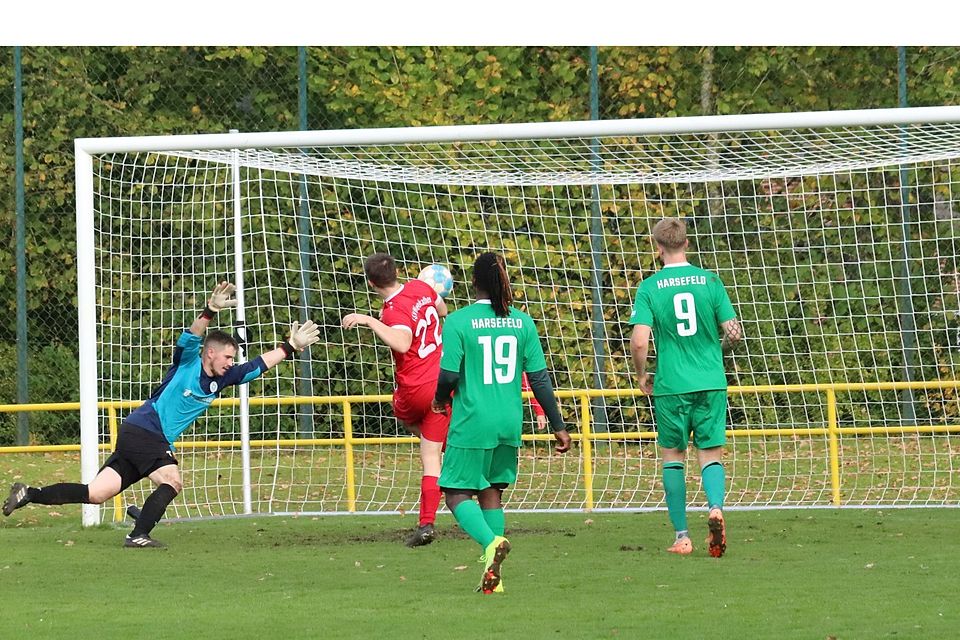 Niklas König (Nr. 22) wurde zur Halbzeit eingewechselt und wurde nach seinem Hattrick wieder ausgewechselt.