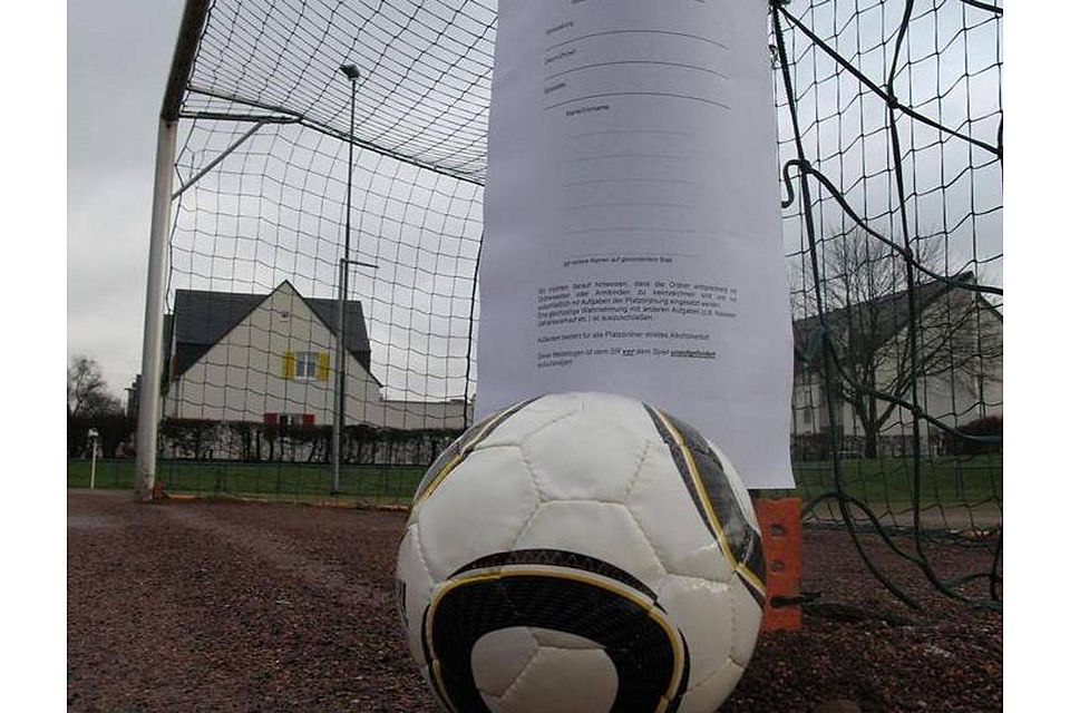 Bei Fußballspielen braucht es nicht nur Tore und einen Ball. Der Verband fordert, dass Vereine eine offizielle Ordnerliste ausfüllen. TV-Foto: Mirko Blahak