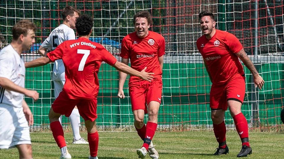 Nächste Saison in der Kreisliga: Die Spieler des MTV Dießen bejubeln ihren erneuten Aufstieg.