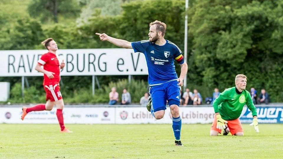 Alexander Bernhart machte mit dem 3:1 den Sieg für den TSV Bodnegg gegen den SV Mochenwangen II (links Florian Schuster, rechts Benjamin Krause) perfekt. Foto: Florian Wolf