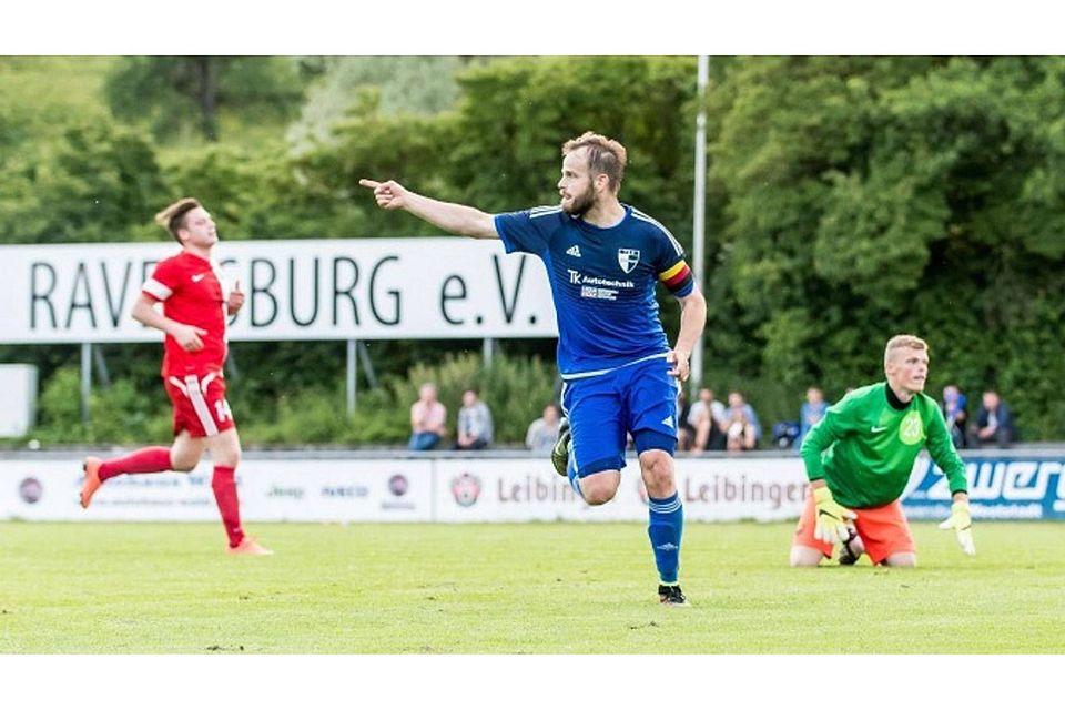 Alexander Bernhart machte mit dem 3:1 den Sieg für den TSV Bodnegg gegen den SV Mochenwangen II (links Florian Schuster, rechts Benjamin Krause) perfekt. Foto: Florian Wolf