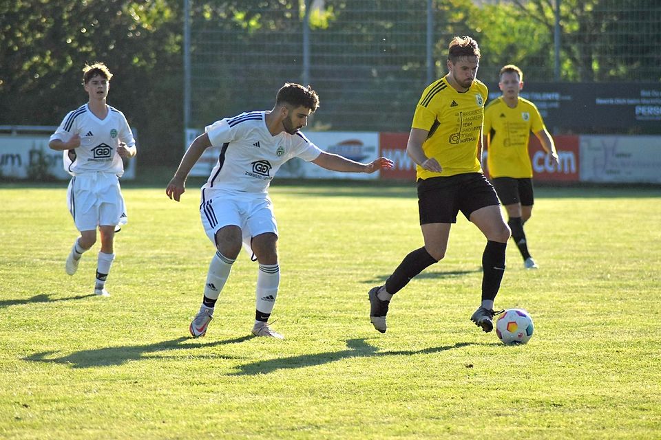 Ein Duell auf Augenhöhe lieferten sich der FC Landsberied (in Weiß) und der SC Schöngeising (gelbe Trikots).