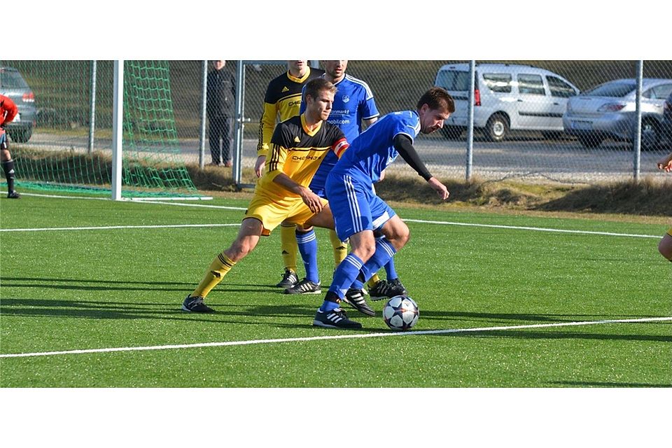 Der TSV Langquaid (in blau, vorne Martin Kokrda) braucht unbedingt Zählbares.  Foto: sca