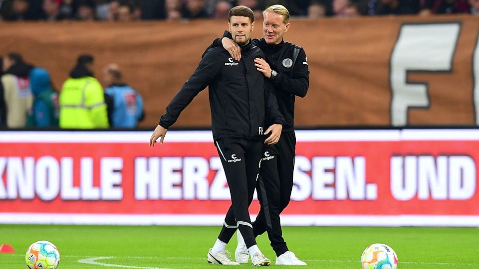 Fabian Hürzeler (li.) übernimmt nach der Entlassung von Timo Schultz (re.) vorerst die Profimannschaft des FC St. Pauli.