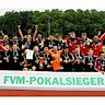 So sehen Sieger aus: Die C-Junioren des SV Bergisch Gladbach feiern ihren Pokaltriumph., Foto: FVM
