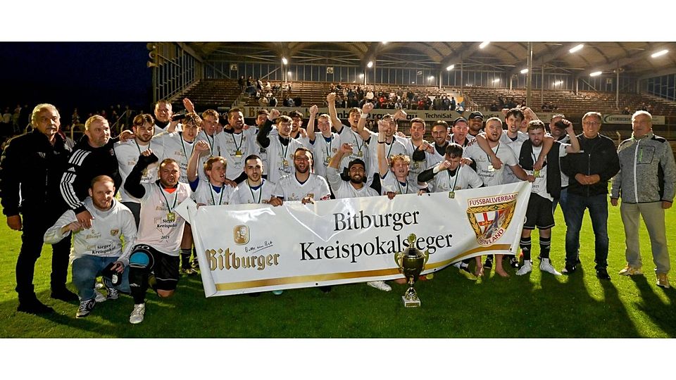 Großer Jubel bei der FV Hunsrückhöhe II: Das Last-Minute-Tor von Niklas Haag bescherte der Rheinlandligareserve den Mosel-Kreispokal. Rechts: Kreisvorsitzender Walter Kirsten, daneben: Verbandschef Gregor Eibes.