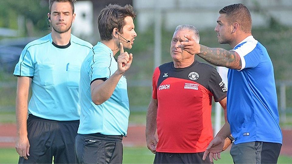 Lange lief es beim SV Mering überhaupt nicht nach Wunsch, oft haderte das Trainerteam Gerhard Kitzler (Mitte) und Christian Cappek auch mit den Unparteiischen. Mit zwei Siegen an den letzten beiden Spieltagen vor der Winterpause kletterte der MSV noch auf den achten Tabellenplatz.  Foto: Peter Kleist