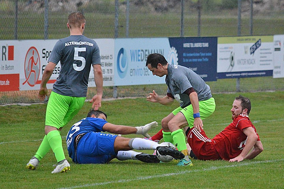 Mit einem Doppelschlag dreht Tobias Müller (rechts) vom TSV Neusäß die Partie gegen den SC Altenmünster. Hier kann er von Tom Vogt, Mihael Potnar und Tobias Scherer gerade noch gestoppt werden.