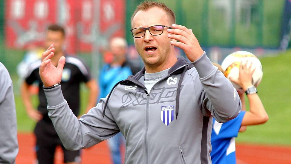 Ein Fußballtrainer regt sich auf