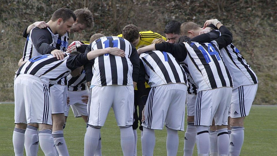 Auf Sieg eingeschworen, aber nur ein Remis geholt: Die A-Liga-Kicker des FSV Schierstein 08. Foto: Rainer Wagner