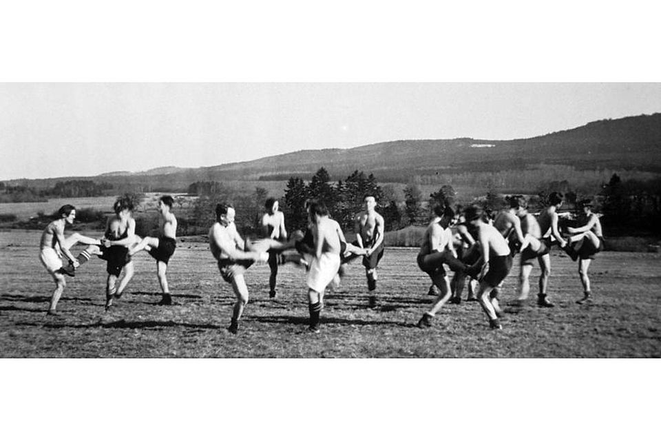 Hoch das Bein: Training der Anspacher Fußballer um 1925 auf der Gemeindewiese am „Eselspfad“.	Repro Quelle: Ettig