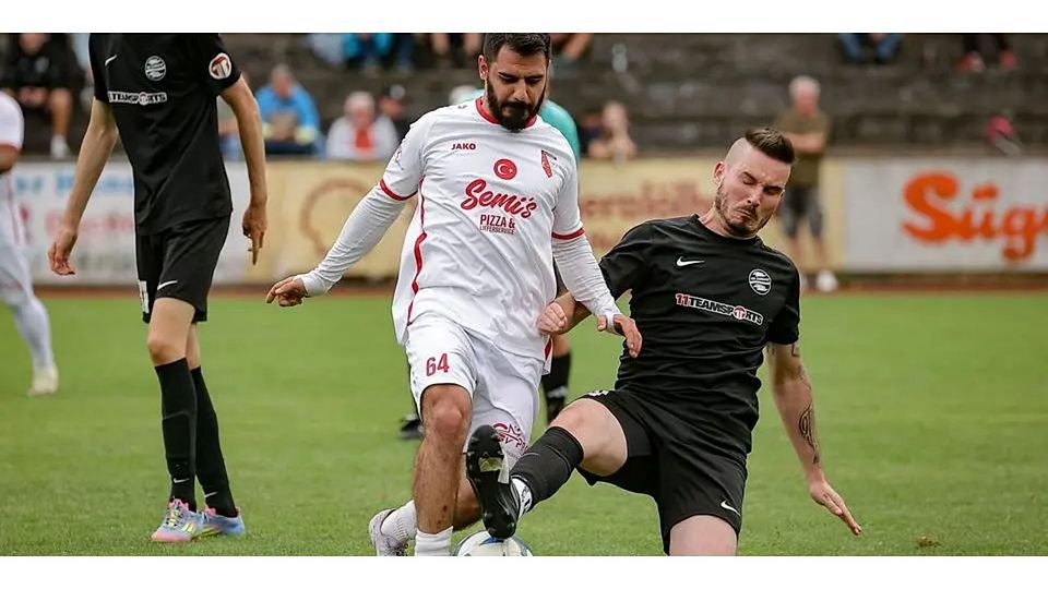 Dillenburgs Aziz Kulle (Mitte) und Ambachs Lukas Michel (r.) im Kampf um den Ball, beobachtet von Ben Joel Lüdtke (l.). © Jonathan Ortmann