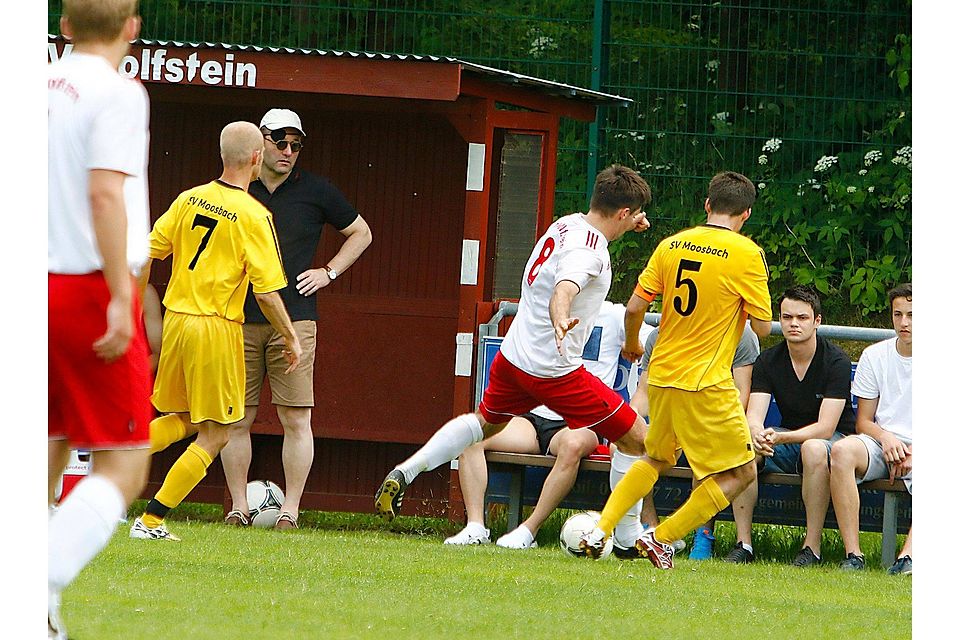 Die Spieler des SV Moosbach (in Gelb) dürfen sich auf neue Umkleideräume freuen. Foto: Hubert Bösl