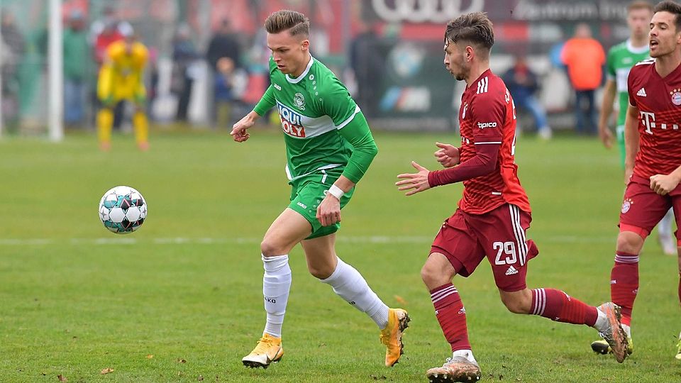 Tobias Stoßberger traf für den VfB Eichstätt auch im Spiel mit den kleinen Bayern (Hier im Duell mit Leon Fust).