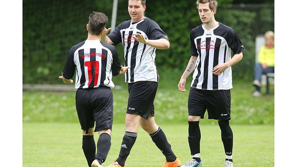 Michael Bottner (Mitte) freut sich mit den Kollegen über einen Treffer für die Spielvereinigung. Foto: Zink/Da Ma