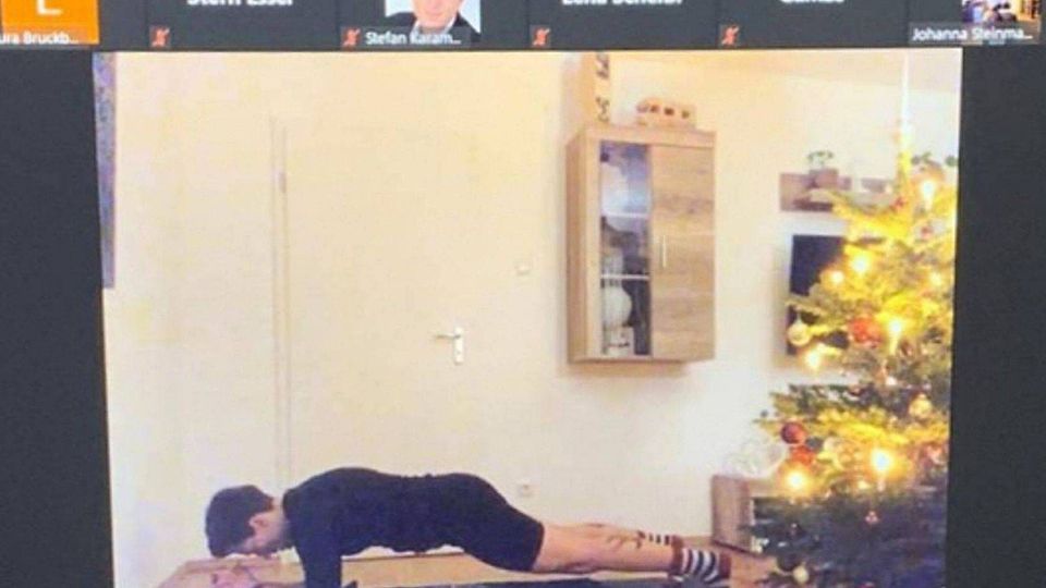 Fleißig im Training sind die Fußballerinnen des FC Langengeisling. Auf dem Bild ist Isabel Losleben bei der Übung Plank.