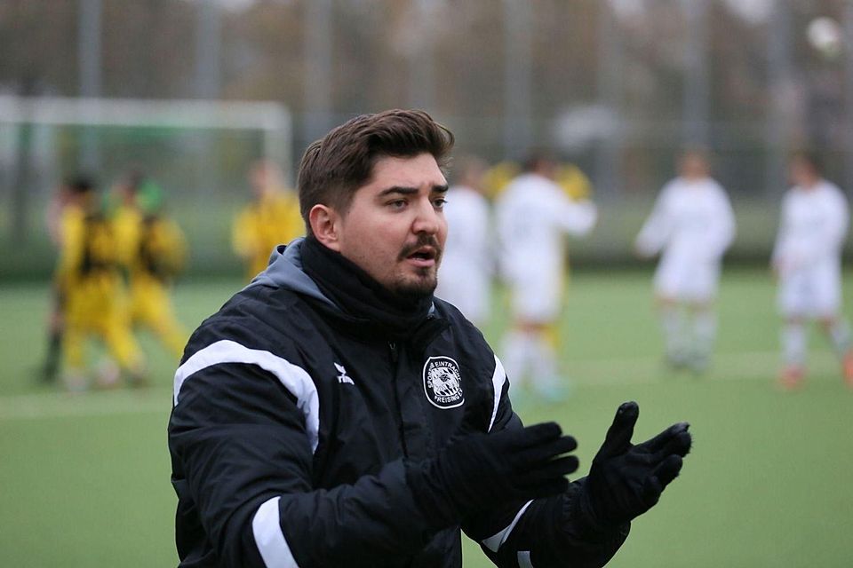 SE Freisings Trainer Alexander Schmidbauer und seine Mannschaft starten kommende Woche gegen Topteam SVN München in die Liga.