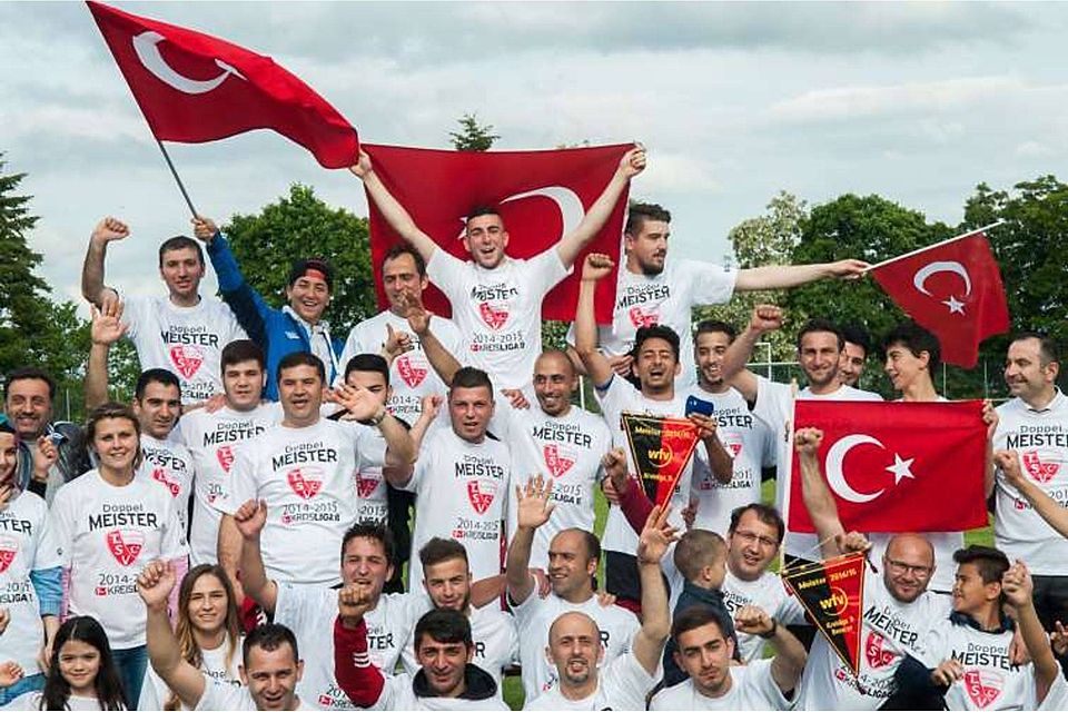 Im Mai wurde noch die B-Liga-Meisterschaft gefeiert - aber jetzt verlässt Ufuk Atalay (hintere Reihe ganz links) &quot;seinen&quot; Türk. SV Herrenberg Foto (Archiv): Schmidt
