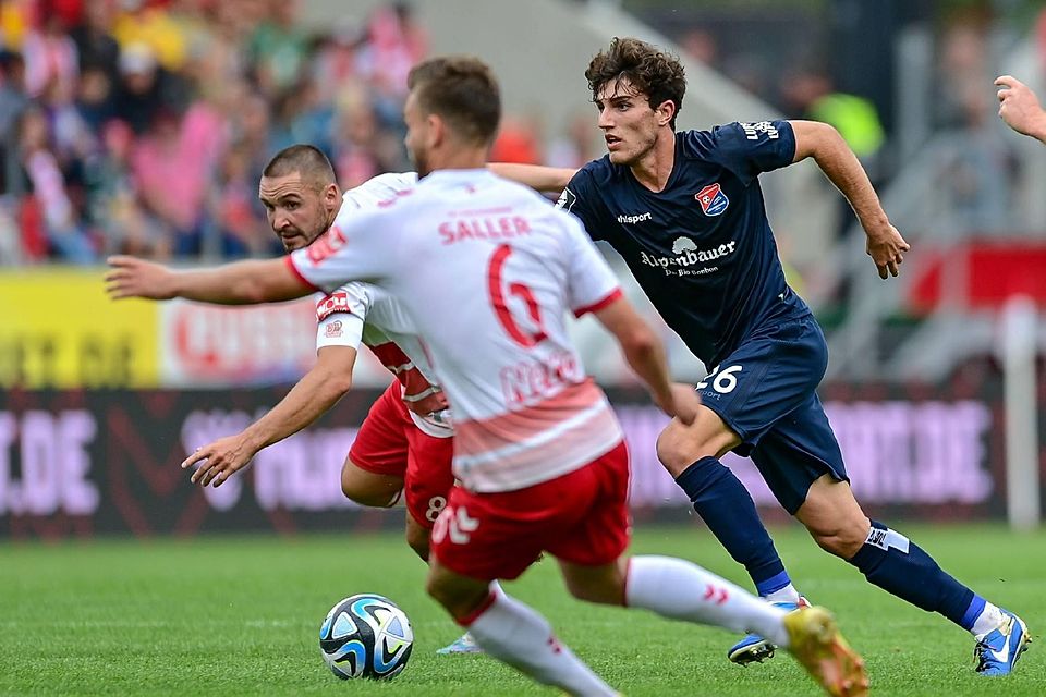 Benedikt Bauer (r.) stürmt in die 2. Liga uim Karlsruher SC.