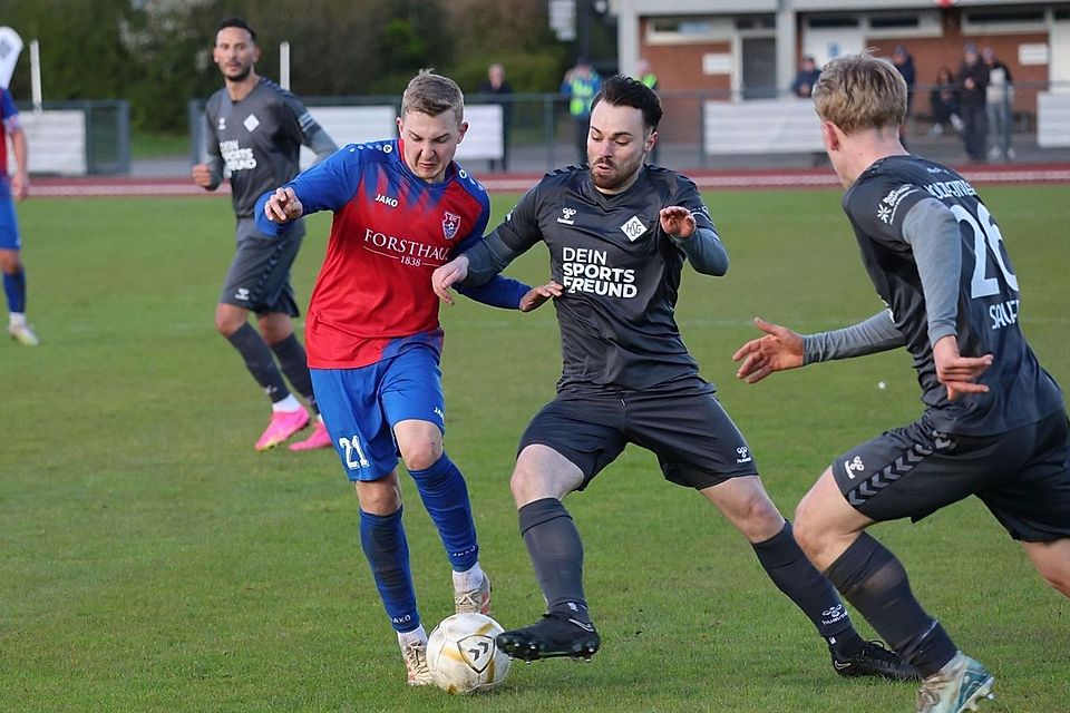 Der KFC Uerdingen und die Holzheimer SG bleiben in der Oberliga. Der KFC Uerdingen und die Holzheimer SG bleiben in der Oberliga.