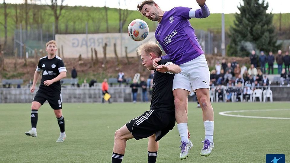 Wie bereits in der vergangenen Saison peilen die Reisbacher (schwarz) gegen Jägersburg (lila) erneut einen Überraschungscoup an