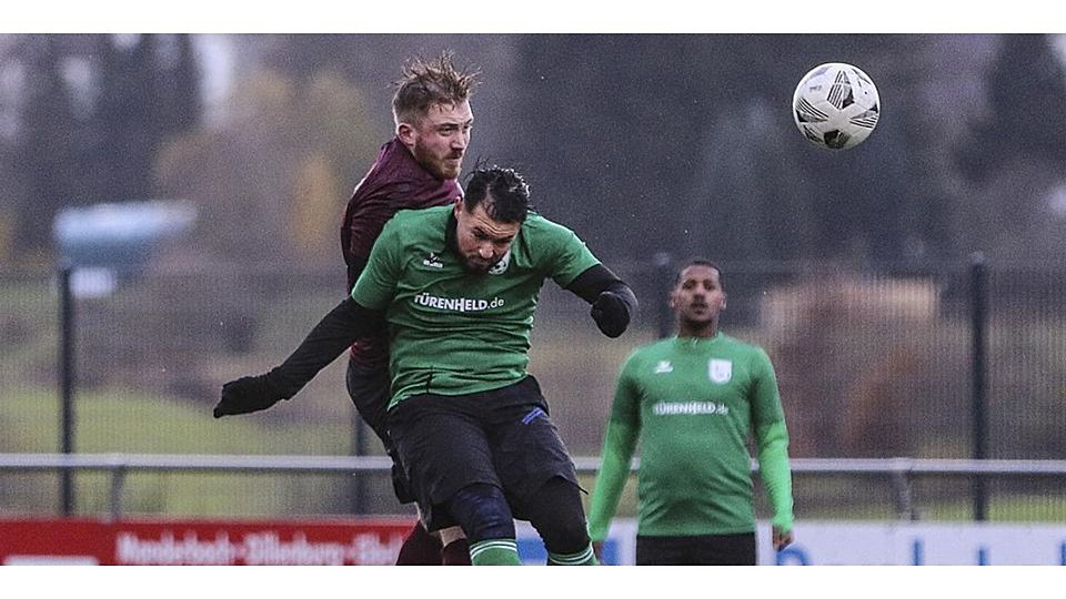 Szene aus dem Spiel zwischen dem SSV Dillenburg und dem FSV Manderbach: Der Manderbacher Maximilian Hanke (l.) und Der Dillenburger Halis Adilji steigen zum Kopfball hoch. Foto: Lorenz Pietzsch Szene aus dem Spiel zwischen dem SSV Dillenburg und dem FSV Manderbach: Der Manderbacher Maximilian Hanke (l.) und Der Dillenburger Halis Adilji steigen zum Kopfball hoch. Foto: Lorenz Pietzsch © Lorenz Pietzsch