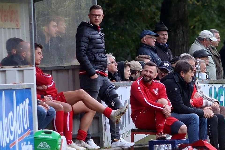 Stefan Meyer (stehend) strebt mit dem TV Schierling den Aufstieg in die Bezirksliga an.