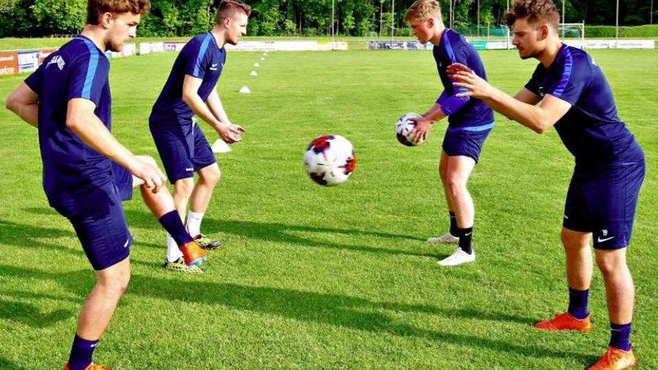 von links Domenik Rieser, Dmitrijs Poliscuks, Johannes Kühne und Leo Hinrichsmeyer (von links) beim Trainingsauftakt