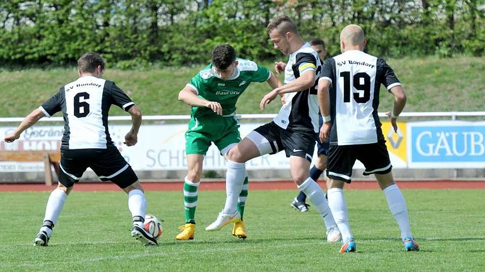 Der SV Bondorf (weiße Trikots) will die Kreise des VfL Herrenberg möglichst einengen Foto (Archiv): Holom