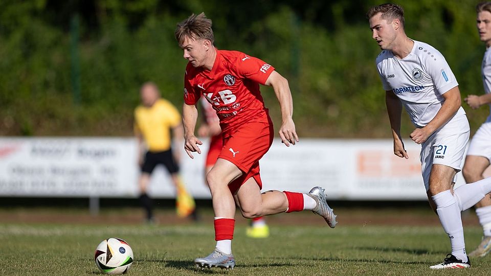 Konstantin Landstorfer auf dem Weg zum schnellen Führungstreffer des ASV Cham in Bogen.