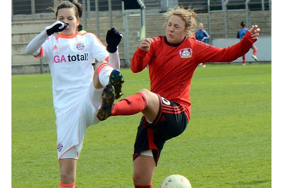 Carolin Simon (r.) erzielt gegen München ein wichtiges Tor.