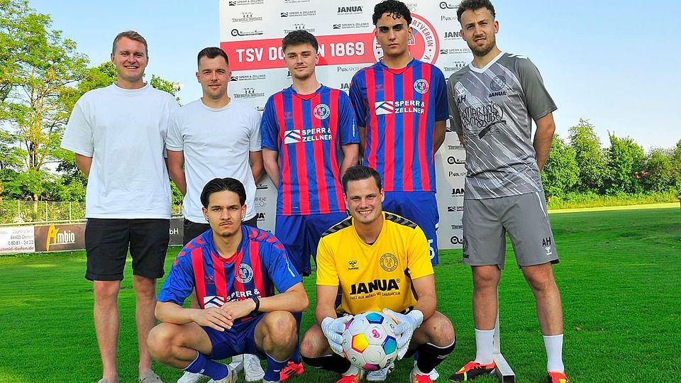TSV Dorfen begrüßt Neuzugänge (vorne v.l.): Julian Dolenga, Maximilian Grichtmaier; (hinten v.l.): Sportlicher Leiter Daniel Roppert, 2. Abteilungsleiter Benedikt Hönninger, Daniel Vorderwestner, Emirhan Pala, Trainer Andreas Hartl; nicht im Bild: Trainer Gerhard Thalmaier, Lukas Aimer, Andreas Folger.