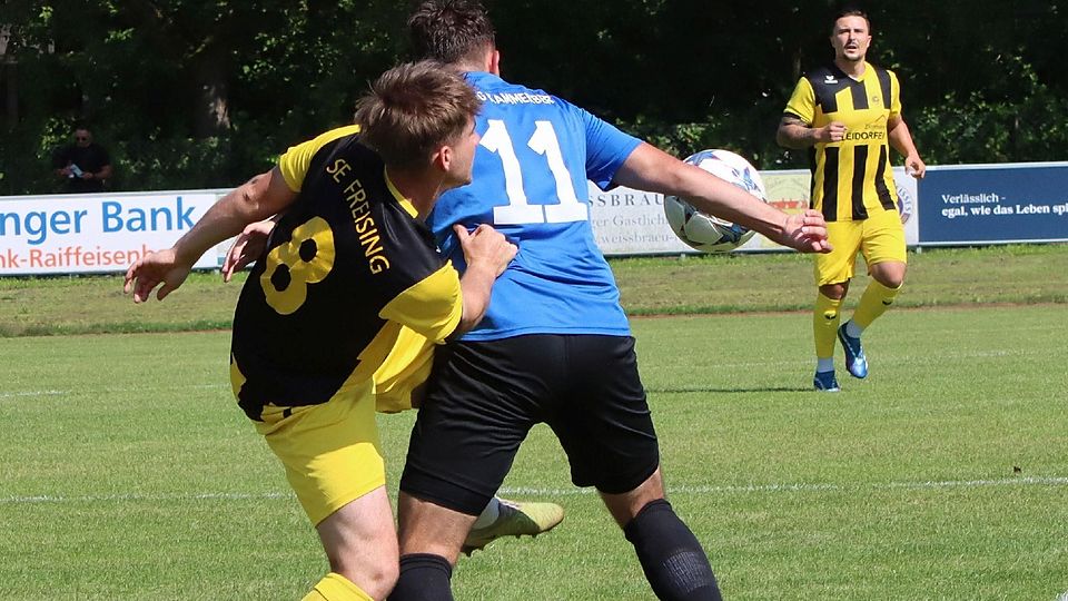 Umkämpfte Partie: Johannes Kleidorfer (Freising, links) und Damjan Knetemann (Kammerberg) bemühen sich nach Kräften um das Spielgerät.