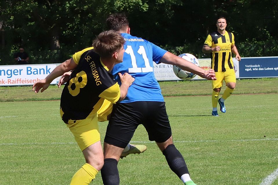 Umkämpfte Partie: Johannes Kleidorfer (Freising, links) und Damjan Knetemann (Kammerberg) bemühen sich nach Kräften um das Spielgerät.