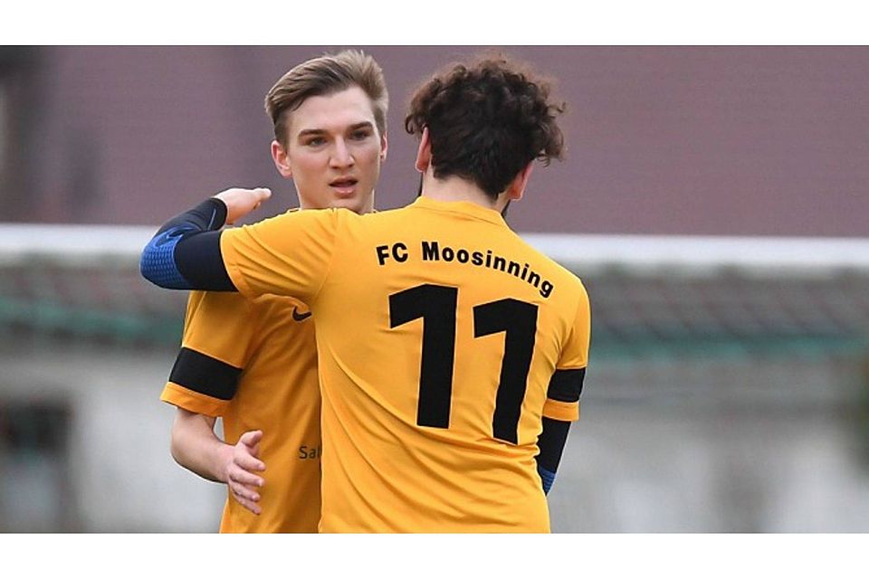 Tobias Krause (l.) ist mit 10 Treffern der erfolgreichste Torschütze beim FC Moosinning. Foto: Leifer