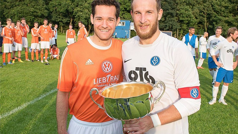 Beim Sommercup verteidigte der Bremer SV gegen Stinstedt den Titel. Die Fans sahen eine unterhaltsame, faire Partie. Nach dem Spiel konnten Stinstedts Marvin Behrens (links) mit Ole Laabs wieder lachen. Adebahr