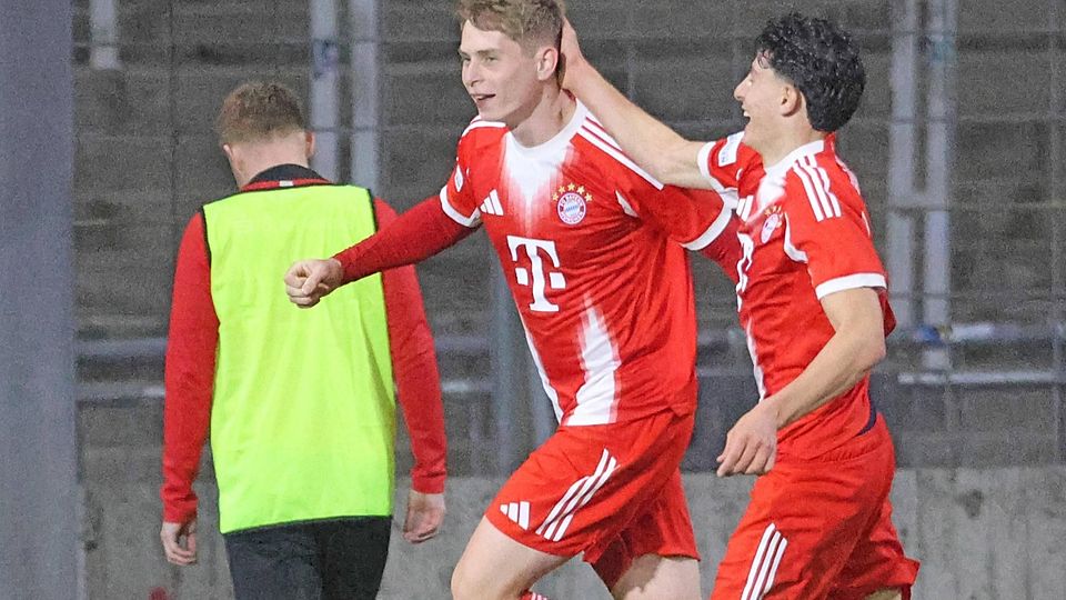 Torgefährlich und defensivstark: Anton Heinz (li.) stiftet vorne Unruhe und Deniz Ofli sichert hinten ab. Zusammen bejubeln sie das 1:0 gegen Hankofen-Hailing.