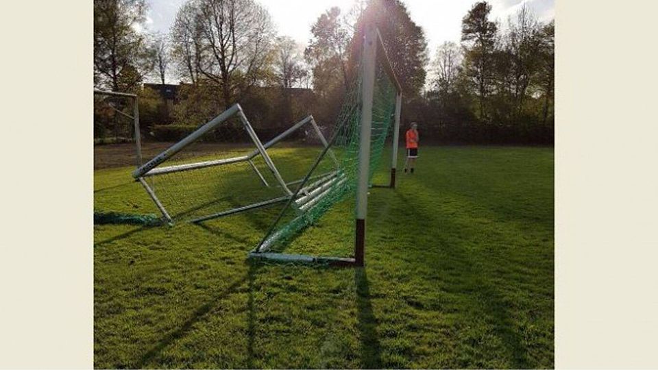Zur Sicherung der Tore wurden Jugendtore auf die hintere Strebe gelegt.