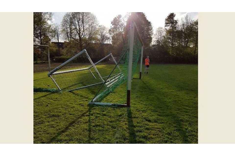 Zur Sicherung der Tore wurden Jugendtore auf die hintere Strebe gelegt.