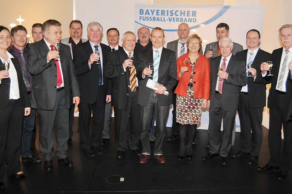 Zusammen mit Walther Seinsch (Mitte), dem Vorstandsvorsitzenden des Bundesligisten FC Augsburg, stießen die Gäste und Mitarbeiter des BFV-Kreises Donau im Höchstädter Schloss auf das neue Jahr 2014 an.	F.: Walter Brugger