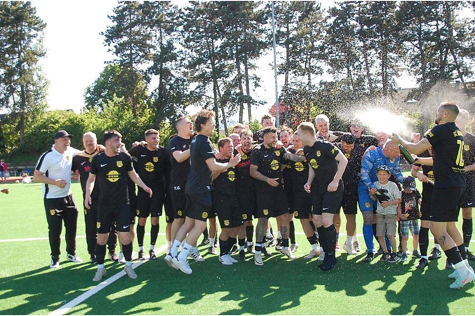 Riesige Freude Anfang Mai beim Kreuzauer Sportclub: Spieler und Trainer bejubeln den vorzeitigen Aufstieg in die Bezirksliga.