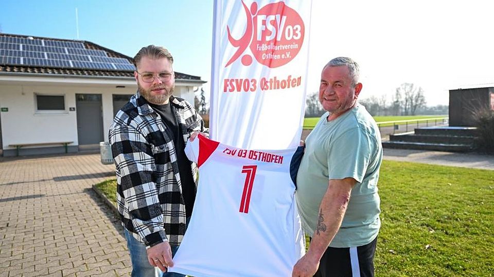 Im Januar hatten sich Dennis Steinhauser (l.) und der Erste Vorsitzende des FSV, Peter Gerber, auf eine gemeinsame Zukunft verständigt. Mehrere Monate später folgte nun der Rücktritt des bisherigen Osthofen-Trainers. 	Foto: Mirco Metzler/pakalski-press