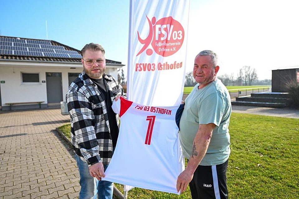 Im Januar hatten sich Dennis Steinhauser (l.) und der Erste Vorsitzende des FSV, Peter Gerber, auf eine gemeinsame Zukunft verständigt. Mehrere Monate später folgte nun der Rücktritt des bisherigen Osthofen-Trainers. Foto: Mirco Metzler/pakalski-press Im Januar hatten sich Dennis Steinhauser (l.) und der Erste Vorsitzende des FSV, Peter Gerber, auf eine gemeinsame Zukunft verständigt. Mehrere Monate später folgte nun der Rücktritt des bisherigen Osthofen-Trainers. Foto: Mirco Metzler/pakalski-press