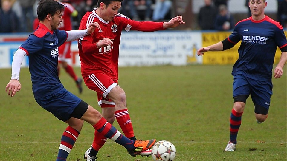 Nicht mehr im rotblauen Trikot wird ab Sommer Winterneuzugang Tobias Lotter (rechts im Bild) auflaufen. Der 19-Jährige Außenbahnspieler wechselt nach Saisonende zum ambitionierten Bezirksligisten SV Donaustauf.