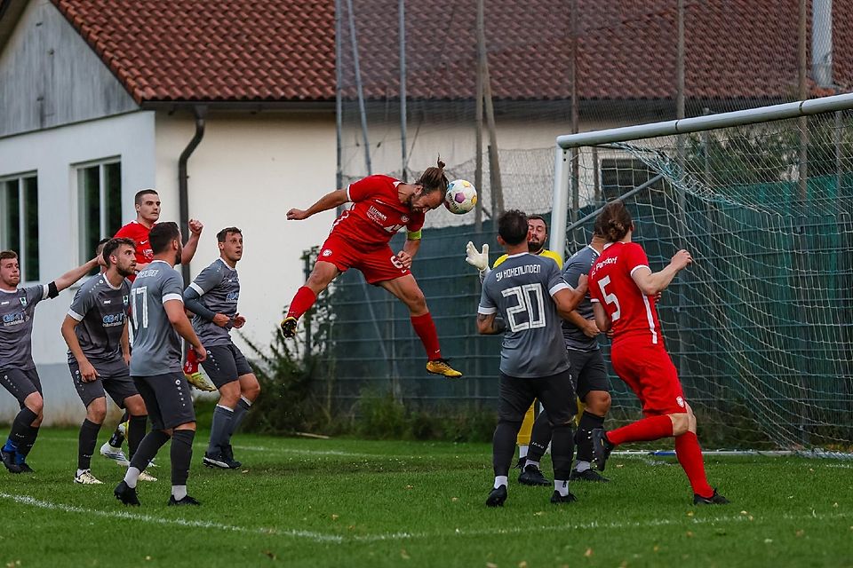 Gleich schlägt‘s im Hohenlindener Kasten ein: Anzing-Parsdorfs Angreifer Peter Rauch kommt im Toto-Pokalspiel frei zum Kopfball. SVH-Keeper Valentin Katterloher ist machtlos, seine Nebenleute Dennis Klaes (Nr. 17) und Alex Muzzillo können nur zuschauen.