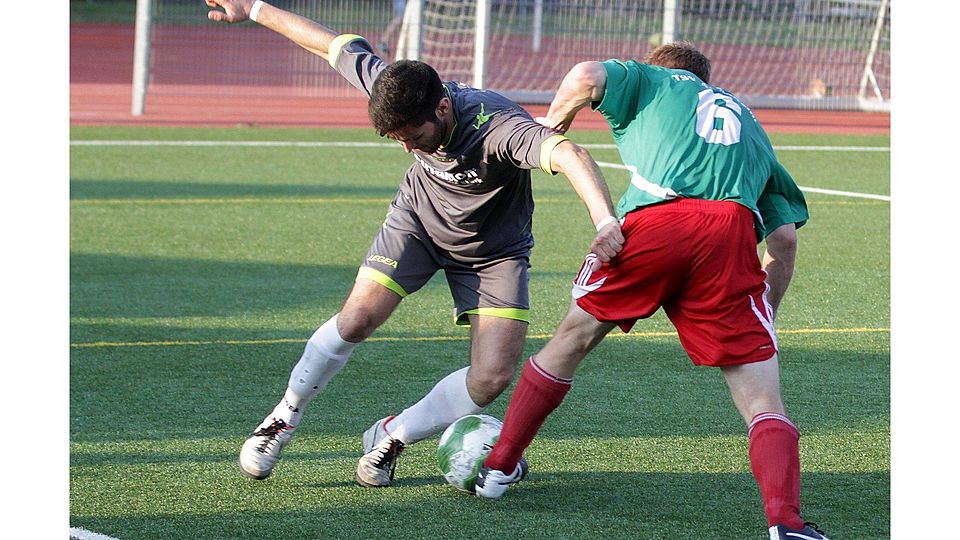 Ramin Bayat von der Spvgg. Ingelheim II (links) bleibt am Armsheimer Jens Thiel hängen. Foto: photoagenten/Axel Schmitz