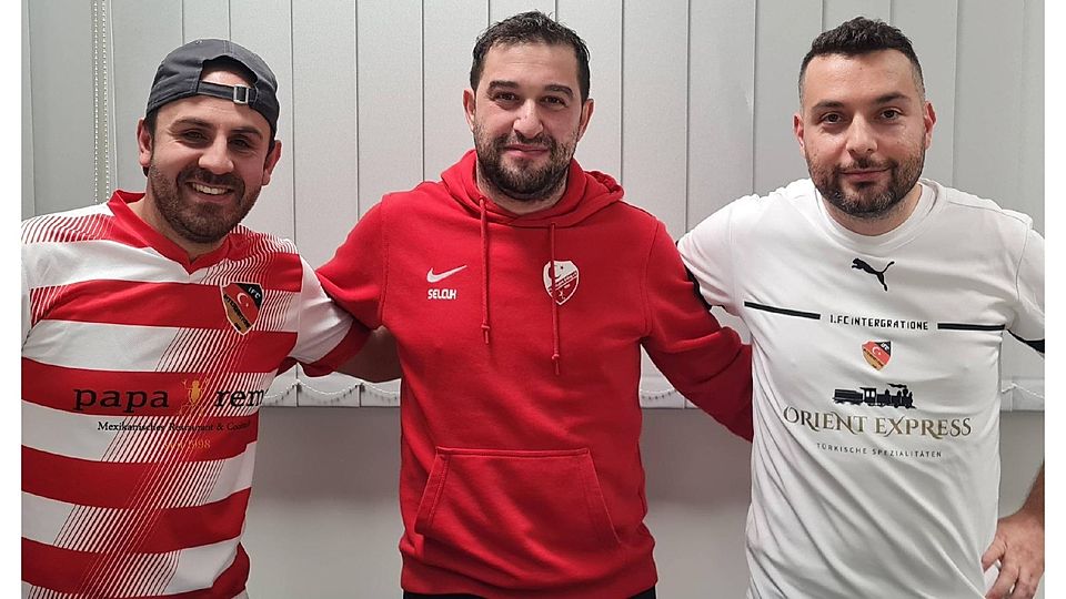 Ein ganzes Team transferiert: Türkgücü-Mann Selcuk Gürel (M.) darf sich über 22 Neuzugänge und eine dritte Mannschaft freuen. Der FC Intergratione mit Trainer Rüstü Aydin (l.) und Organisator Kasim Imamoglu schließt sich dem Verein an.