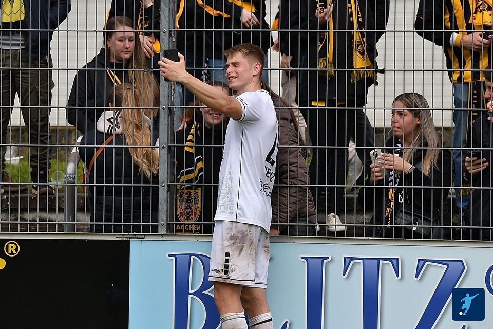 Selfies mit ihm sind begehrt bei den Fans von Alemannia Aachen: Anton Heinz hat mit 20 Treffern großen Anteil am Aufstieg der Alemannen in die 3. Liga. Selfies mit ihm sind begehrt bei den Fans von Alemannia Aachen: Anton Heinz hat mit 20 Treffern großen Anteil am Aufstieg der Alemannen in die 3. Liga.