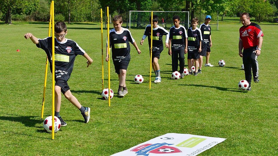 Tanz um die Stangen: In einem Kooperationsprojekt mit der Lernstube hat der ehemalige Fuß­ballprofi Manfred Dedaj in den Regnitzwiesen Kinder trainiert. F: kds