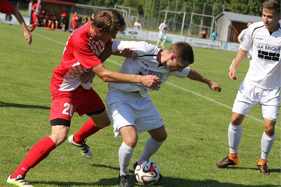 Martin Pietzonka (am Ball) und der FC Tegernheim gewannen mit 4:0 in Roding. F: Mühlbauer